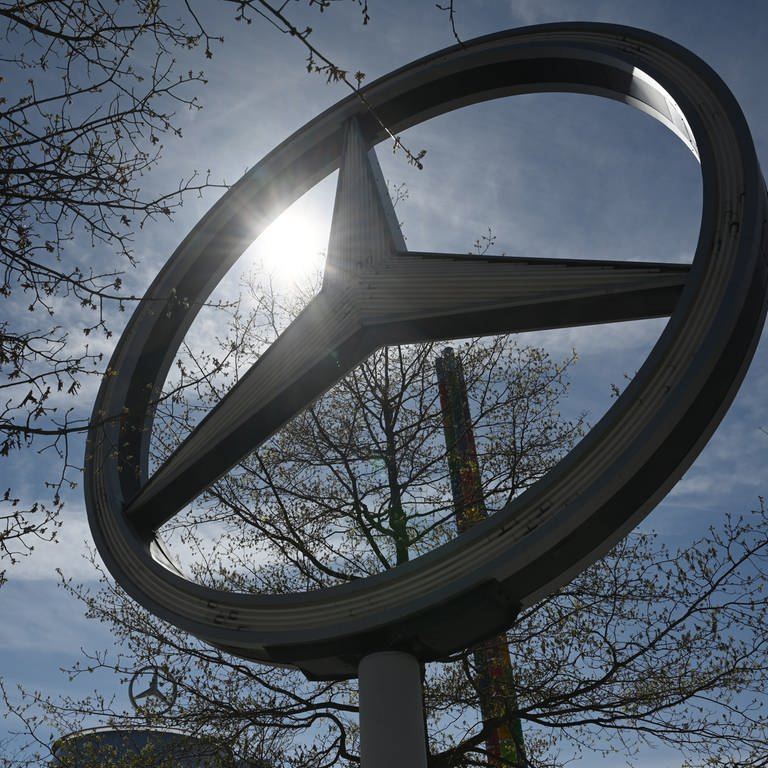 Ein Mercedes-Stern, das Logo der Automarke Mercedes-Benz im Daimler Konzern, steht vor dem Mercedes-Benz Museum. 