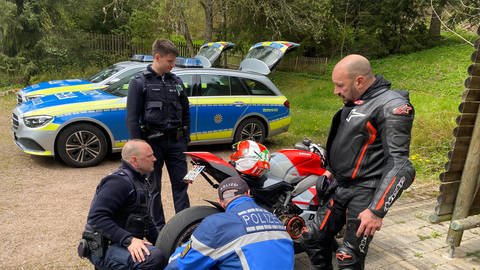 Polizeikontrolle eines Motorrads