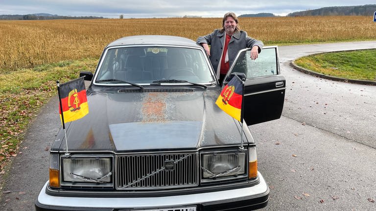Detlef Büschel steht vor seinem Volvo 264 TE. In dem Auto könnte auch der ehemalige Staatschef der DDR, Erich Honecker gesessen haben.