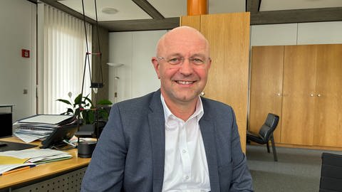 Bernd Schwarzendorfer, Bürgermeister der Stadt Aalen, sitzt in seinem Büro - seines Erachtens ist ein Verbot der Weidehaltung nicht Sinn und Zweck der neuen Polizeiverordnung. 