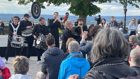 Eine Band spielt bei der Eröffnung des Kultursommers 2024 in Koblenz unter freiem Himmel  (Foto: SWR)