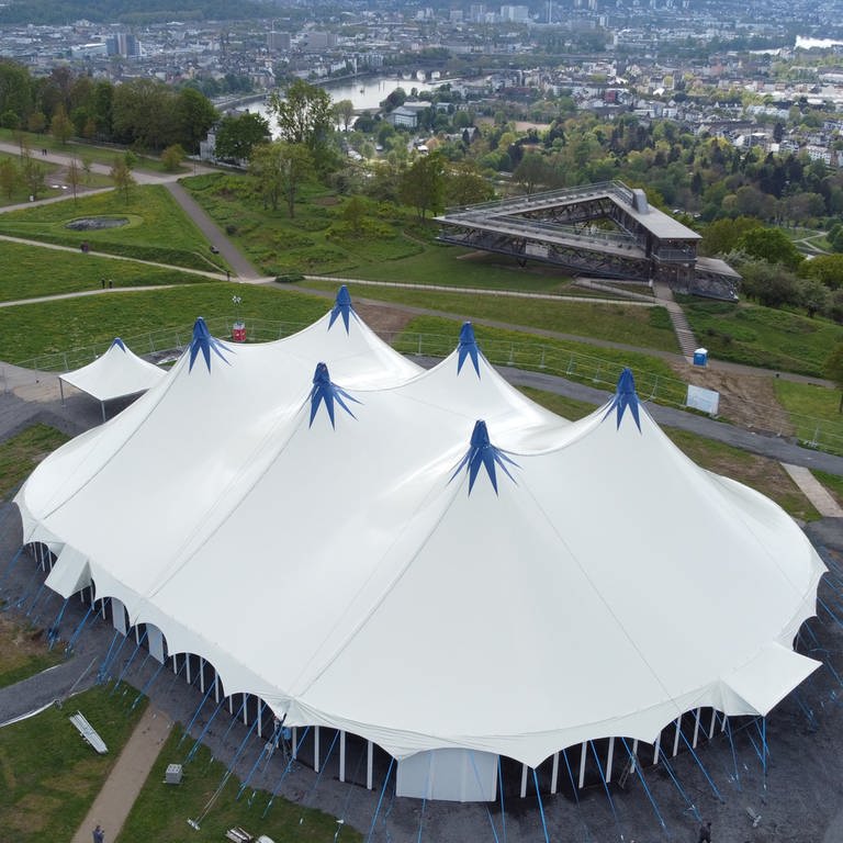 Blick auf das große Zelt, dass während der Sanierung des Theaters Koblenz als Ausweichspielstätte genutzt wird.