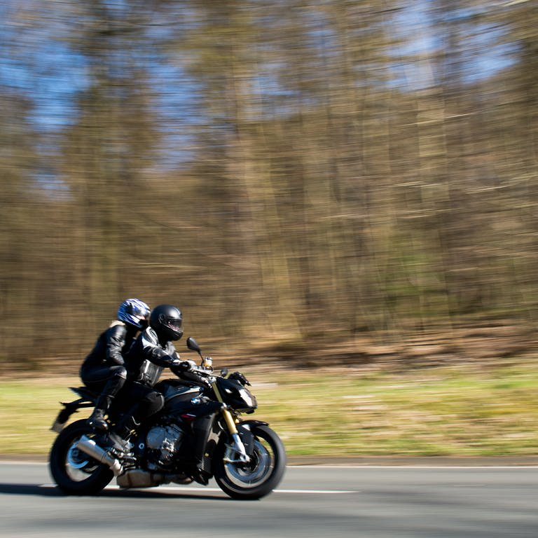 Ein Motorradfahrer mit seinem Sozius