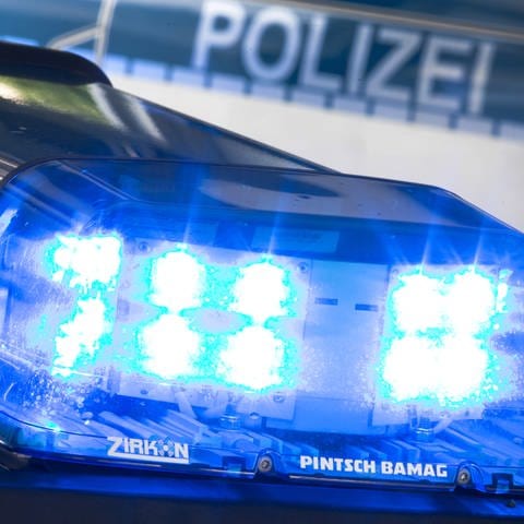 Kurioser Polizeieinsatz in Mainz: Mann tritt bei Nachbar Loch in die Tür uns schreit hindurch.