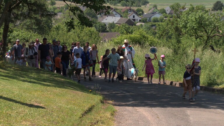 In Klausen in der Südeifel fand am Pfingstmontag zum ersten Mal eine Wallfahrt nur für Kinder statt. 