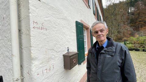 Die Markierungen am Haus von Hans-Christoph Richarts zeigen, wie hoch die Kyll hier mal stand. Der 80-Jährige hat schon viele Hochwasser erlebt. 
