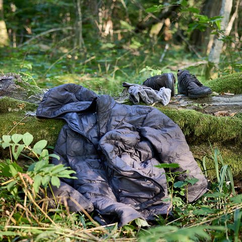 Kleidung von Geflüchteten in polnischem Wald nahe der belarussischen Grenze