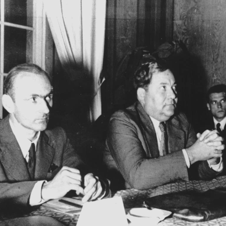 Erste Sitzung des Sachverständigenausschusses für Verfassungsfragen am 10. August 1948 auf der Insel Herrenchiemsee. Links Dr. von Schmoller, neben ihm in der Bildmitte Carlo Schmid